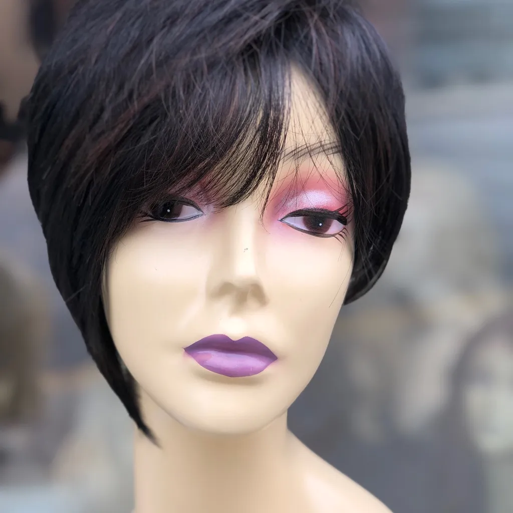 Short tapered cut black highlights wig 2019 - Image 8