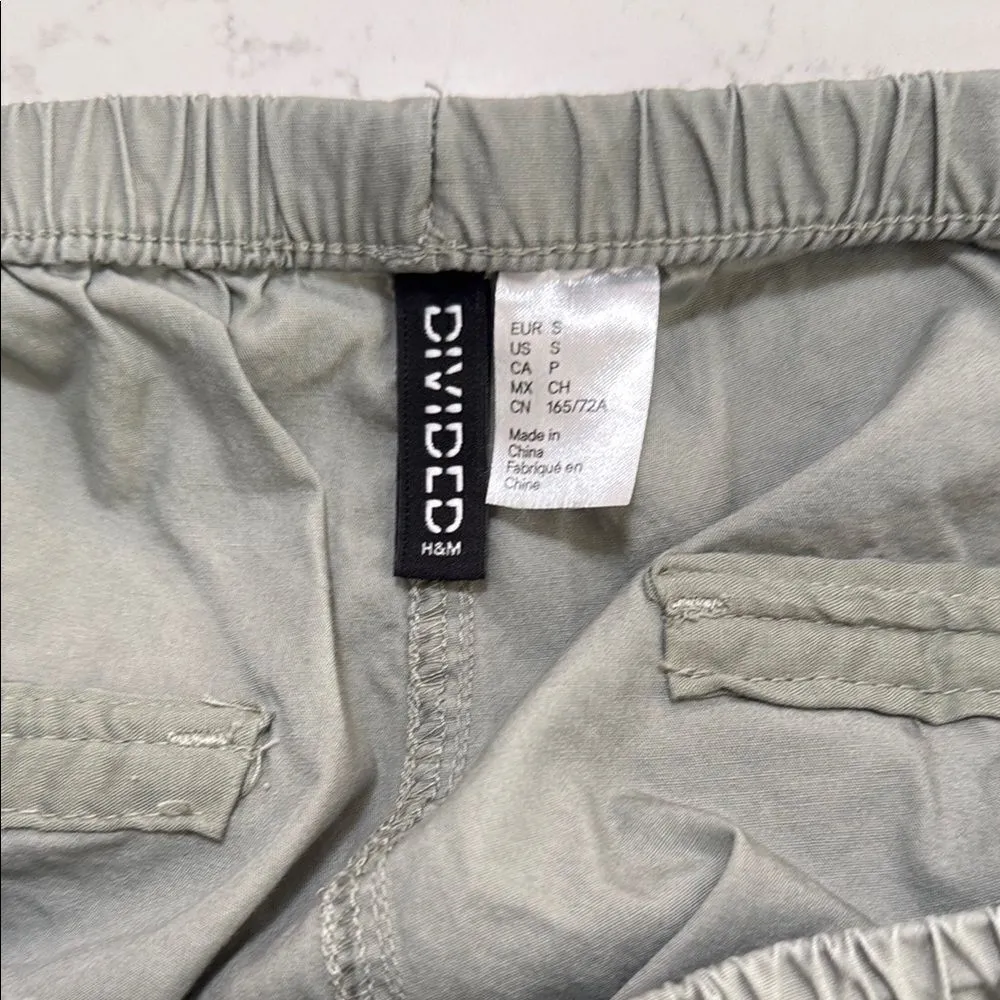 Divided Women’s Gray Oversized parachute cargo Pants.  Size Small - Image 2