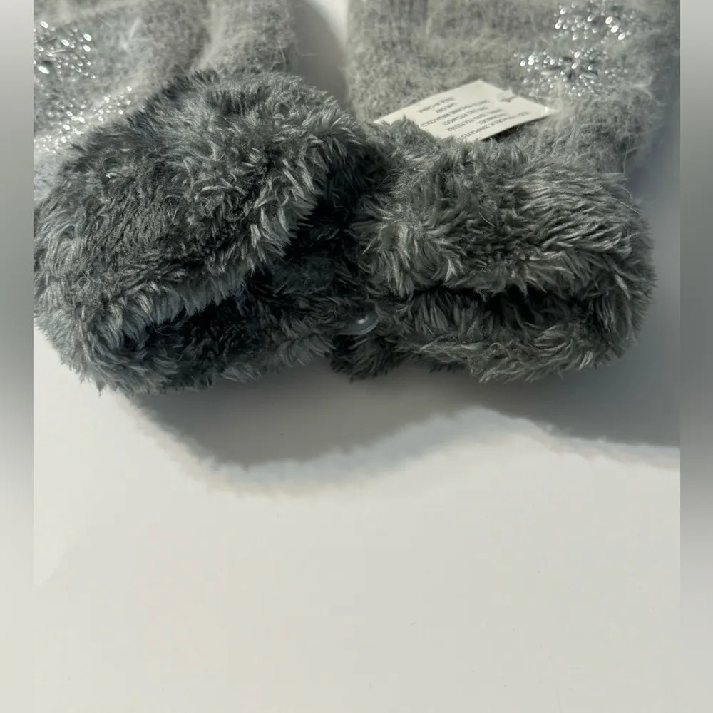 Fuzzy Grey Gloves with Snowflake Accents NWT Gray - Image 6