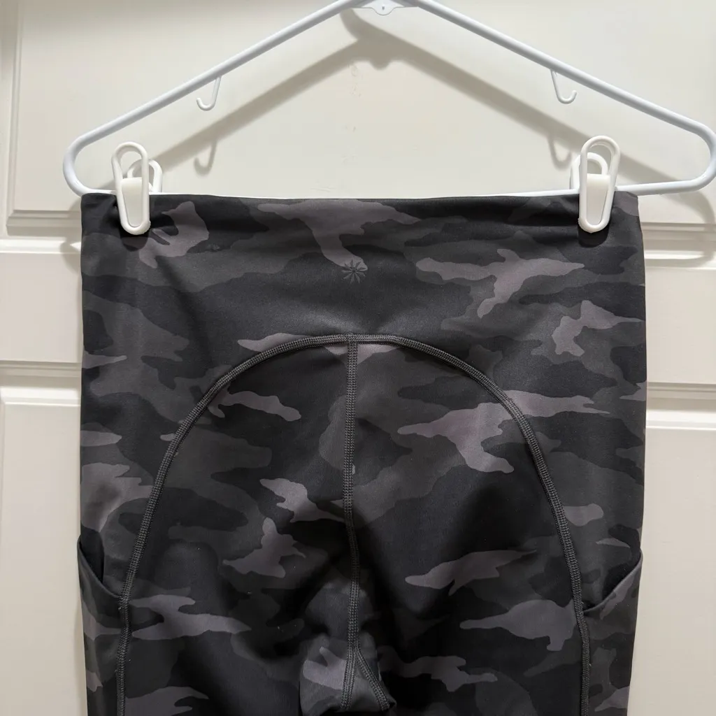 Athleta Ultimate 7/8 Tight Legging in Grey and Black Camo Medium - Image 9