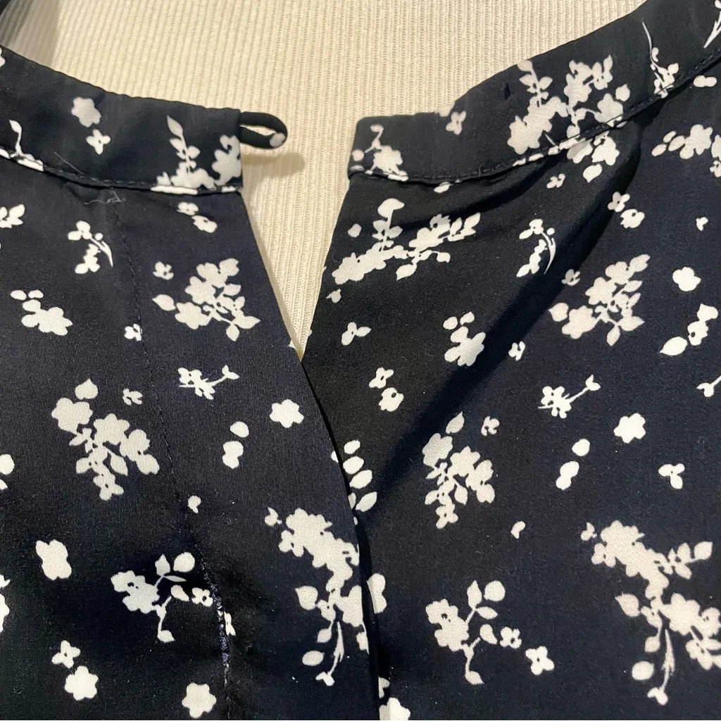 Tommy Hilfiger Womens Black Navy Top Small Floral w/Short Capped Sleeve Size M - Image 5