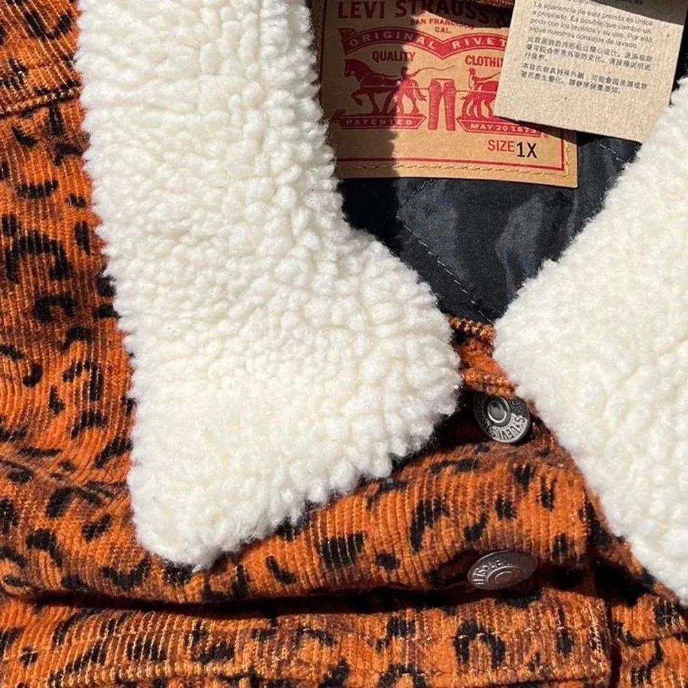 Levi’s sherpa collared corduroy jacket in burnt orange leopard print
Women’s 1X - Image 4