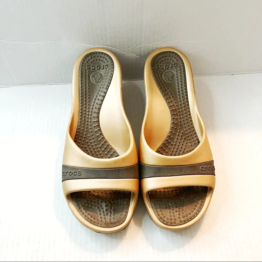 Crocs Slides Sassari Women’s Wedge Heel Sandal in Chocolate & Gold Sz 10 EUC - Image 3