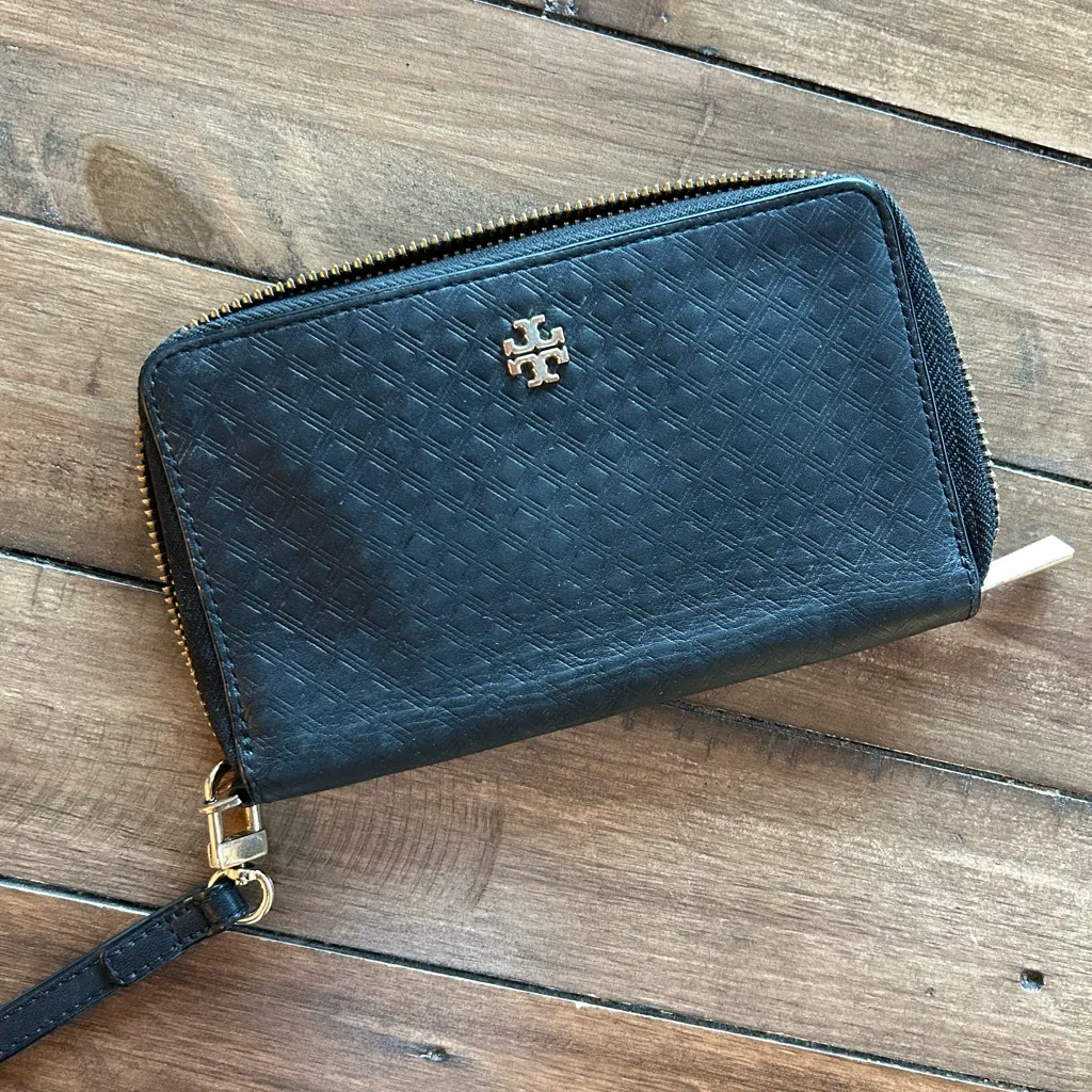 Tory Burch Embossed Marion Black Quilted Wallet Wristlet - Image 2