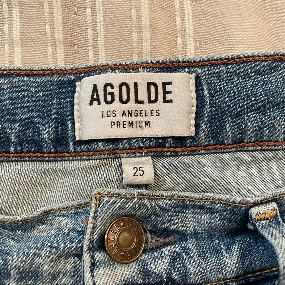 Agolde Sophie High Rise Skinny Crop Distressed Jeans in Breakout 25 - Image 9