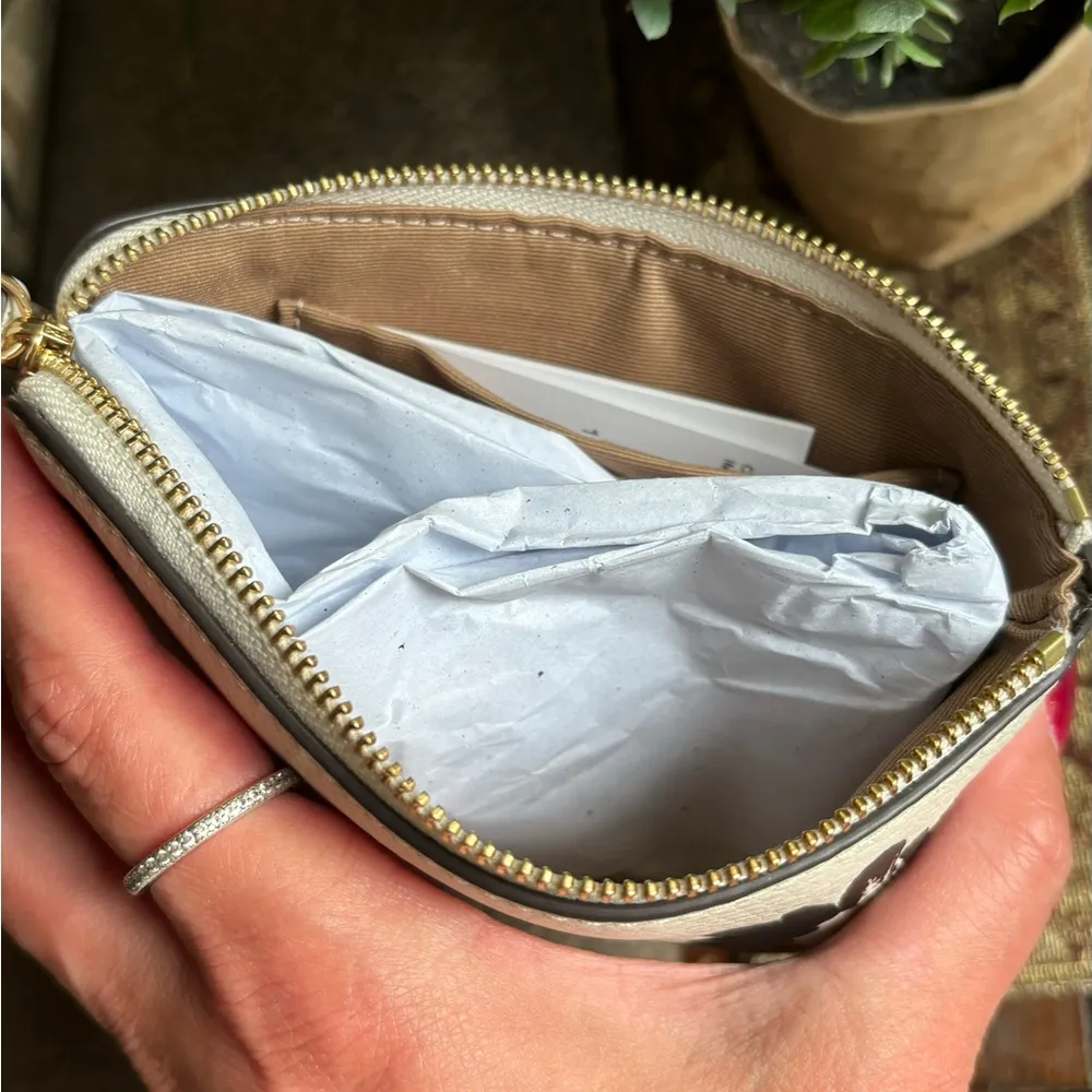 Authentic COACH Leather floral zip card wristlet - Image 4