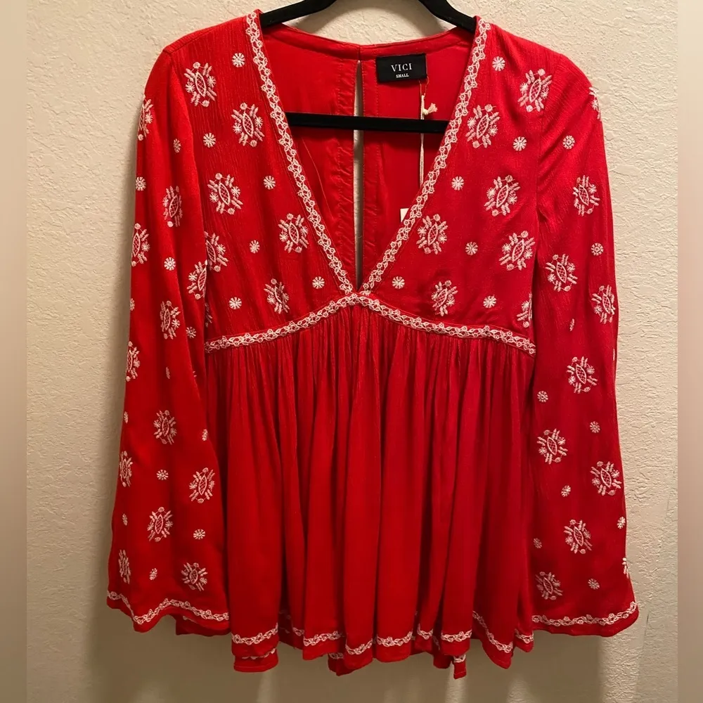 Vici Red & White Roses & More Embroidered Blouse Size Small New With Tag - Image 4