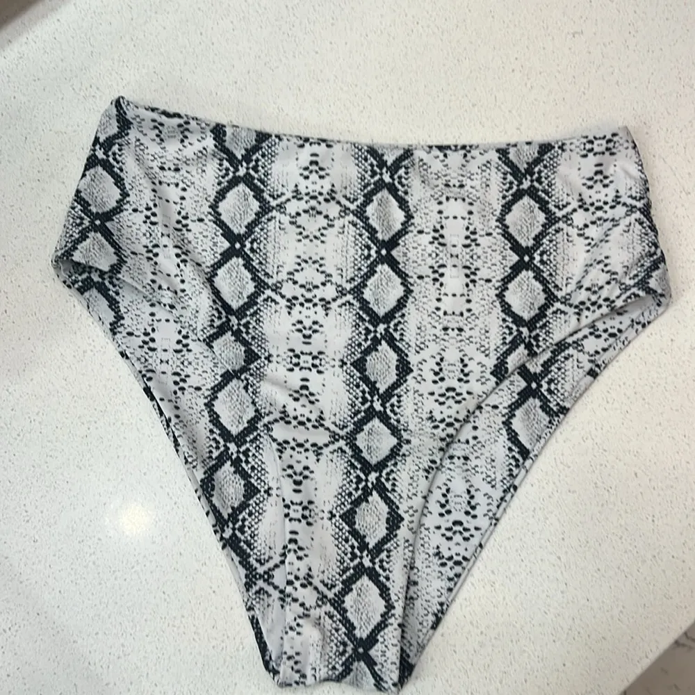 Small snake print high bottom waisted bikini - Image 4