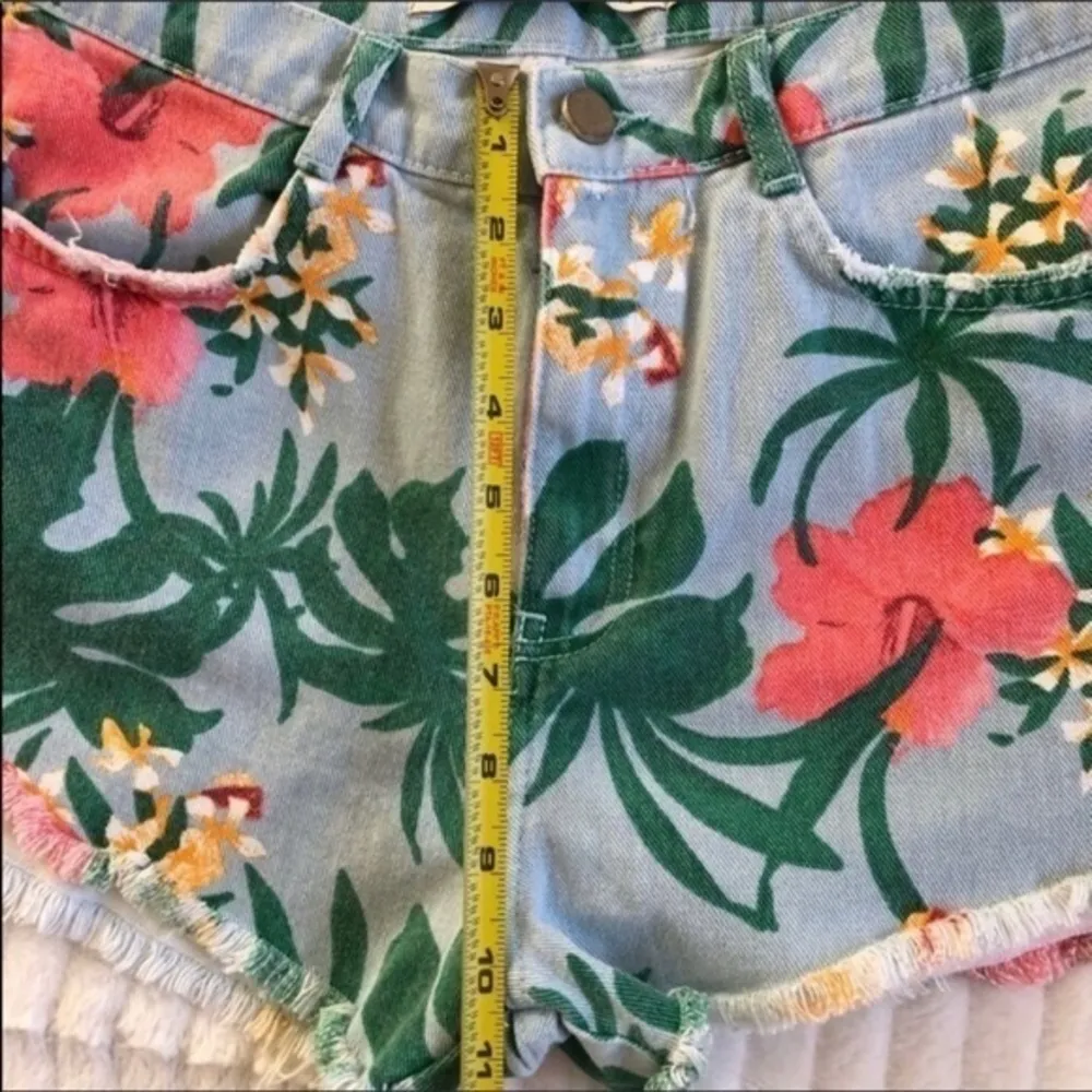 Zara Floral high Rise Shorts Size 6 - Image 4