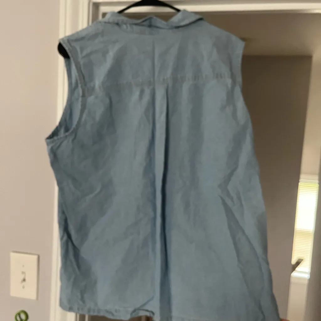 Casual Corner Light Blue Embroidered Sleeveless Shirt Size XL - Image 3