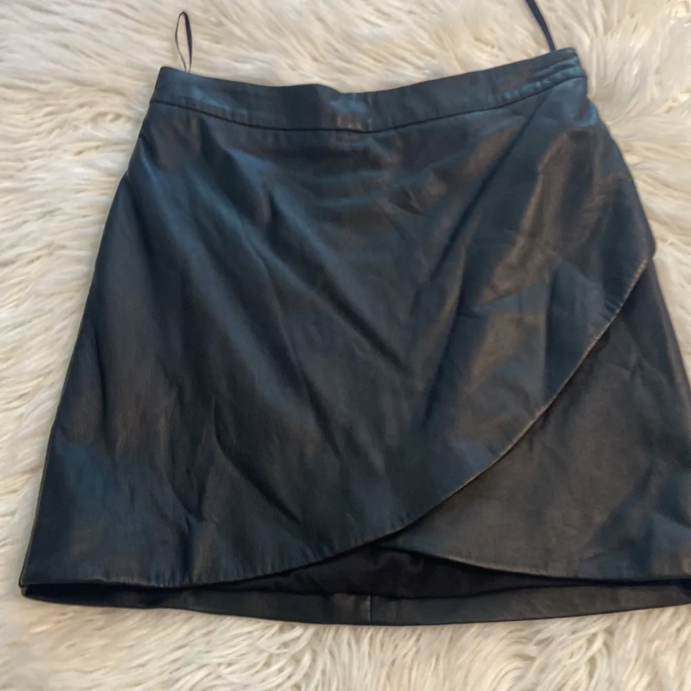 Banana Republic Genuine Lamb Skirt size 0 very soft leather length 16” waist 26” - Image 10