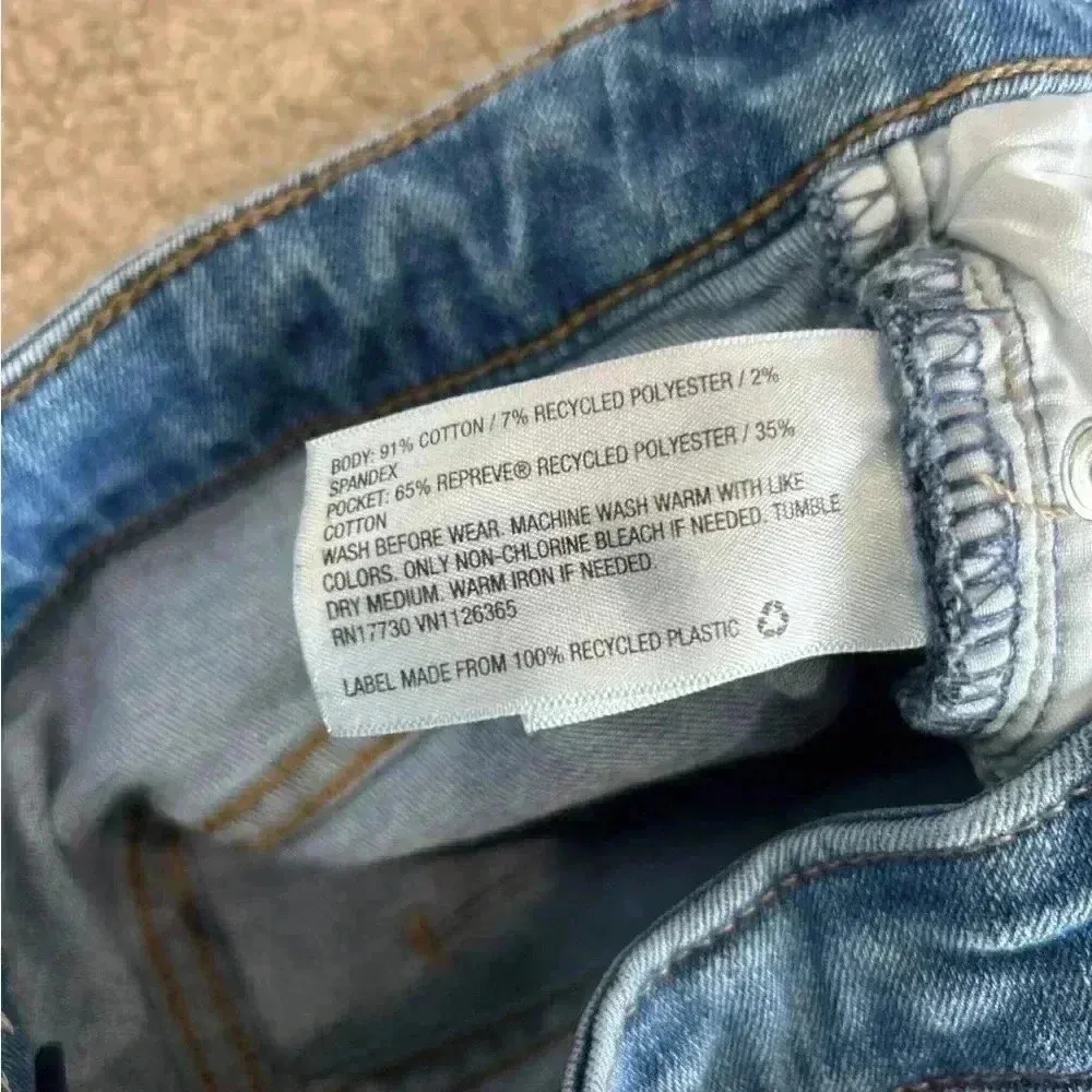 Universal threads high rise midi blue button front shorts in size 2 / 26 - Image 5