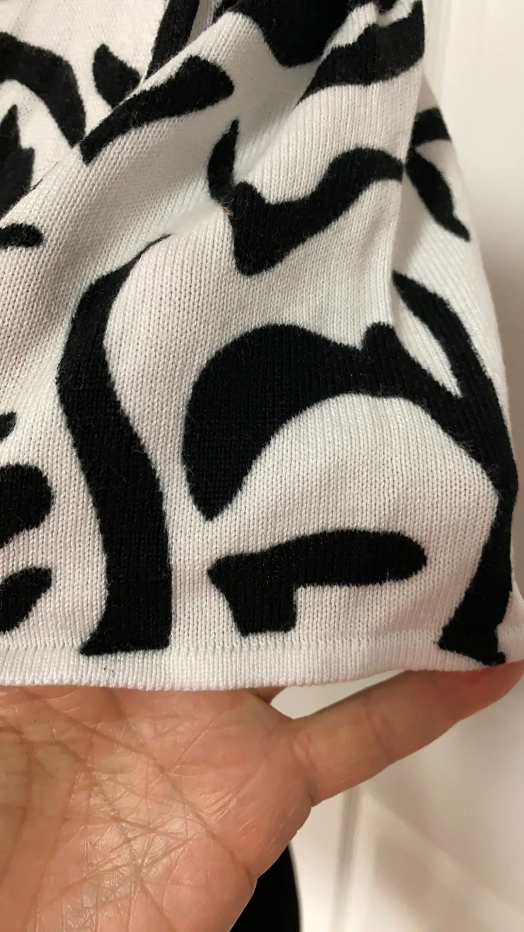 black/wht animal pattern crop cardigan sweater. Size medium - Image 5