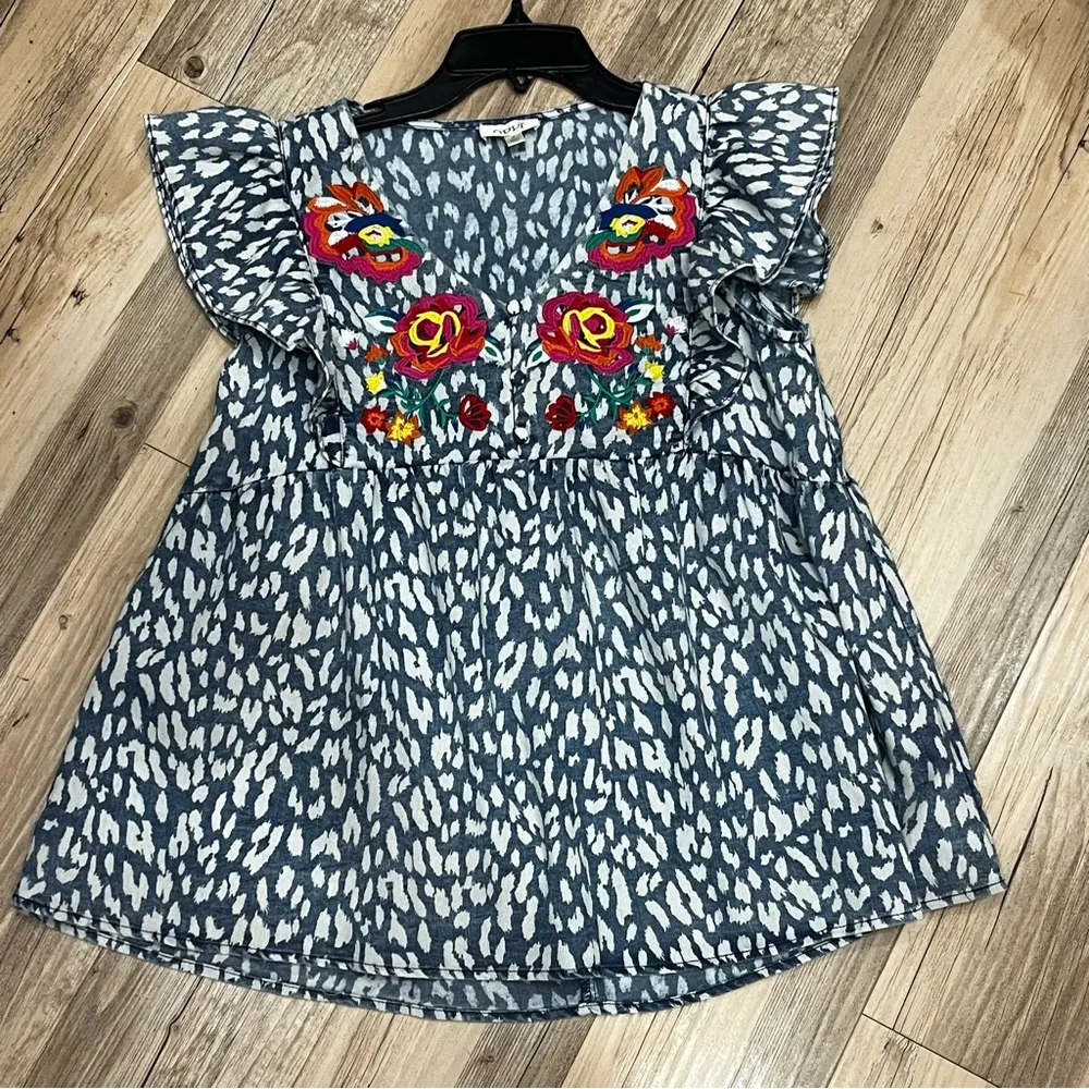Oddy Boutique flutter ruffle sleve embrorided floral blouse size small Blue - Image 6