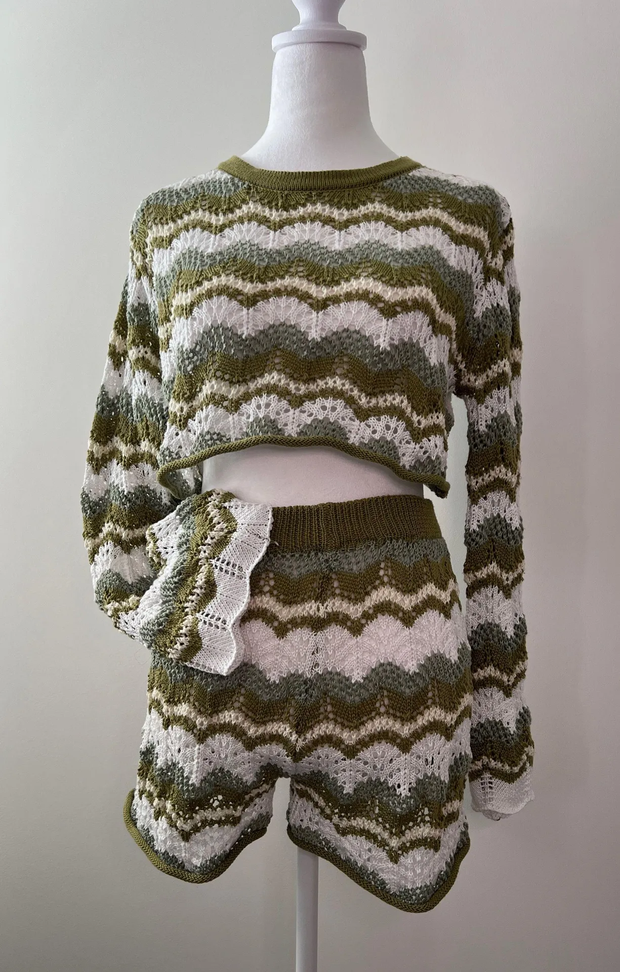 Green and white waived striped knit crop top and shorts set. Size M - Image 5