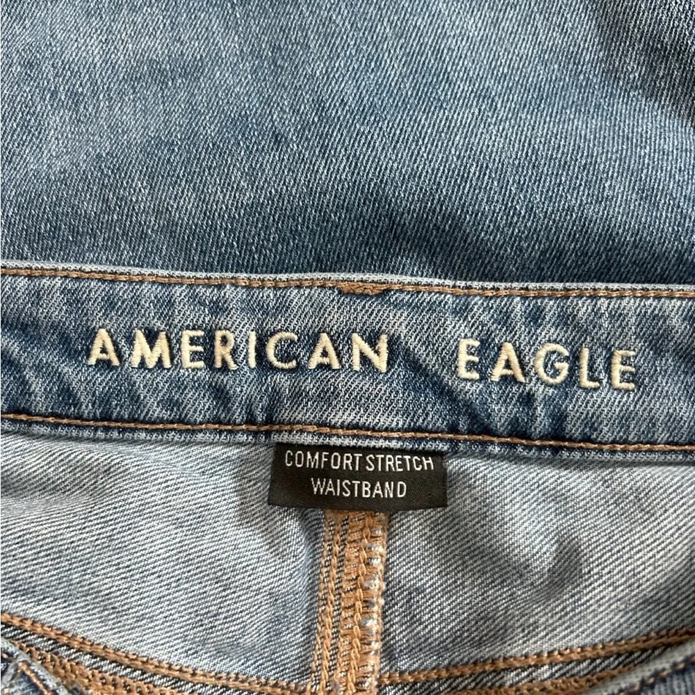 American eagle comfort blue distressed high rise mom jean’s - Image 5