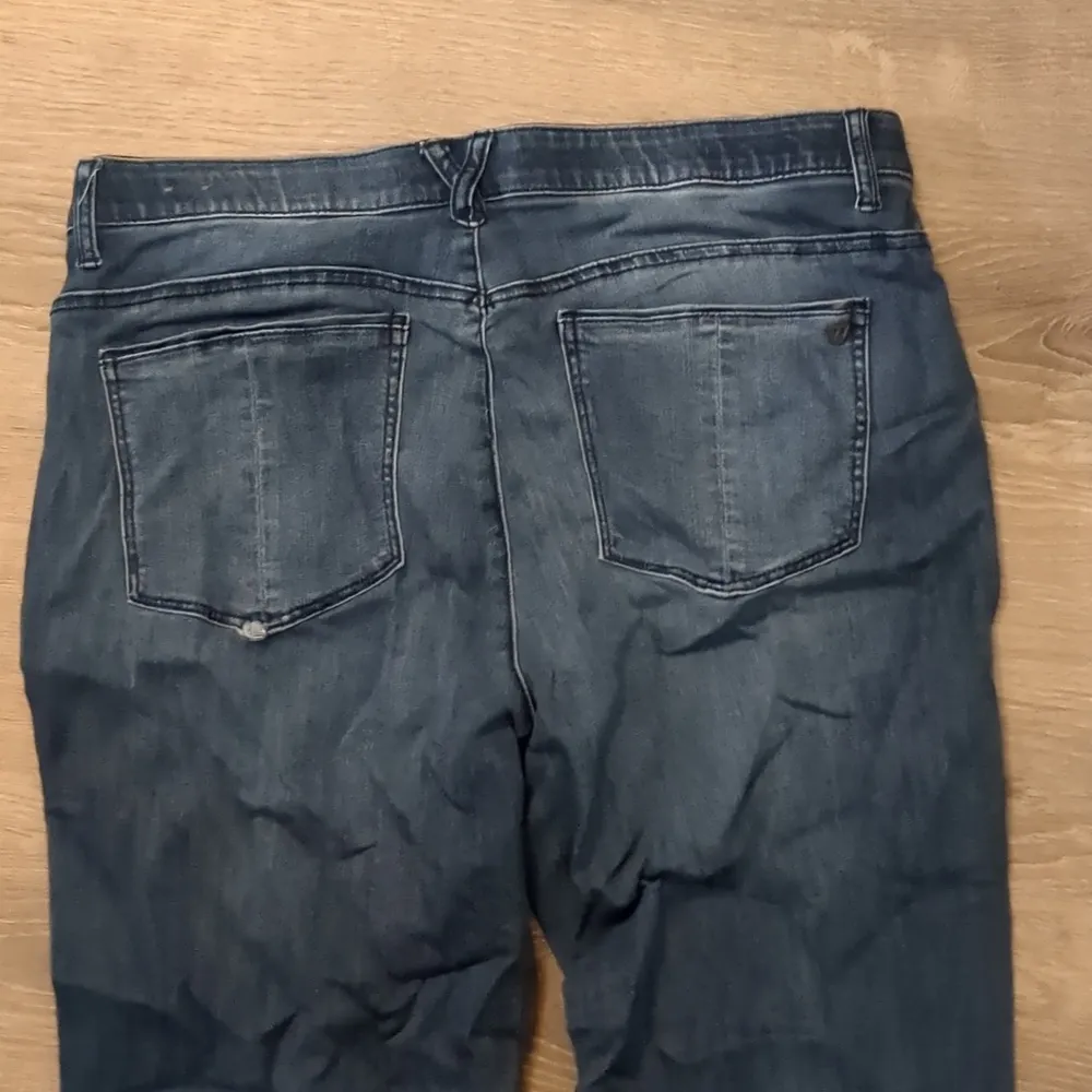 Wit & wisdom distressed jeans size 14 - Image 4