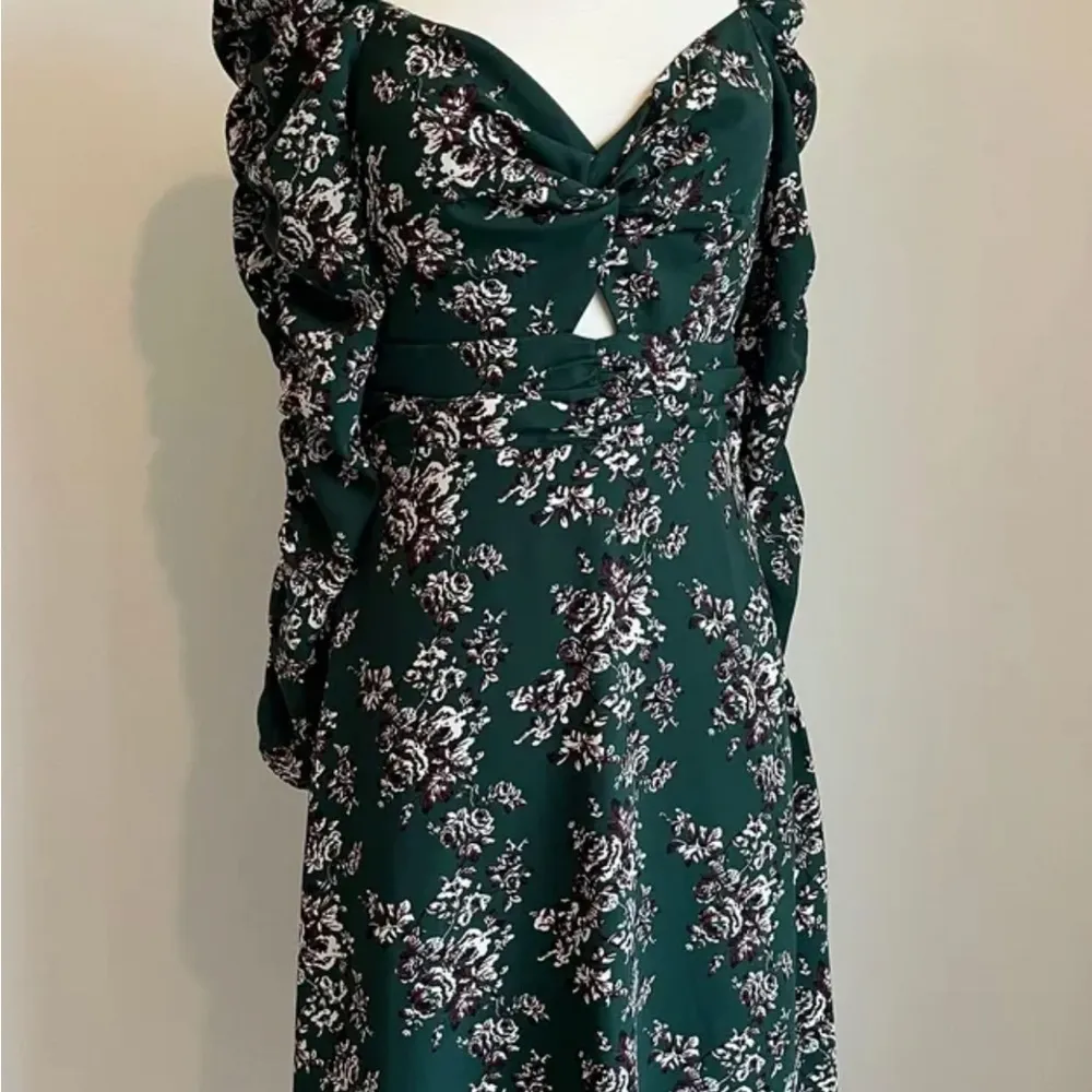 Astr the label green Ruched Sweetheart long sleeve dress midi length - Image 2