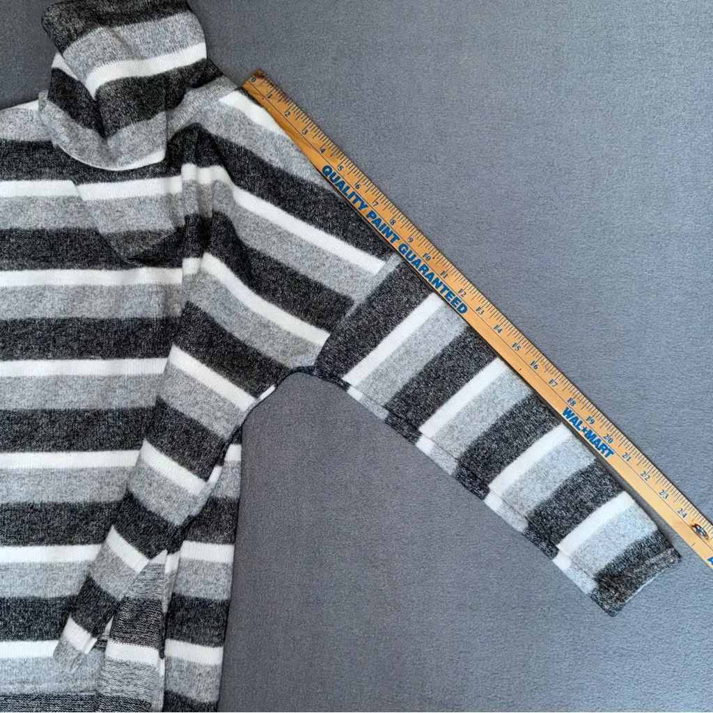 NWT Teenbell Gray & White Striped Women's turtleneck light Sweater Size Medium - Image 9