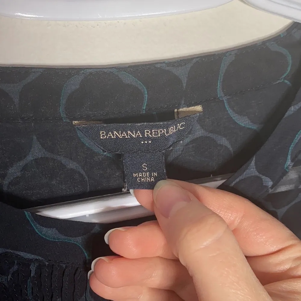 Banana Republic Factory geo print pleat accent sheer blouse size S - Image 7