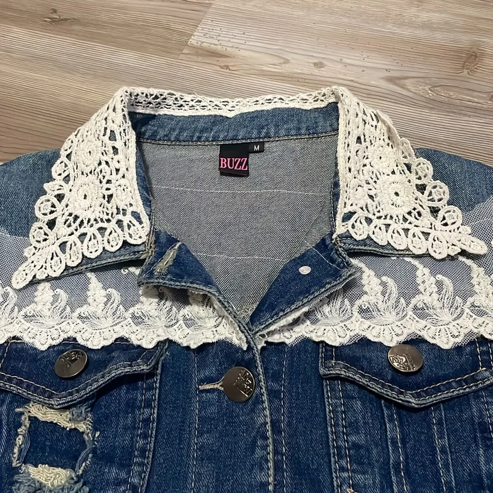 Lace trim Jean jacket Denim Lace collar Distressed Size M Retro Boho Bridal Blue Size M - Image 3
