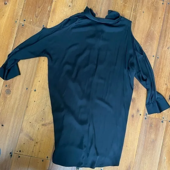 DKNY silk shirt dress with cut out,‎ peek a boo  shoulders, sz M - Image 5