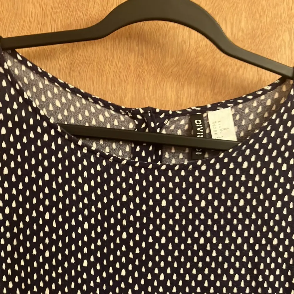 H&M Divided blue and white dot cropped top woman’s size 4 (small) - Image 3