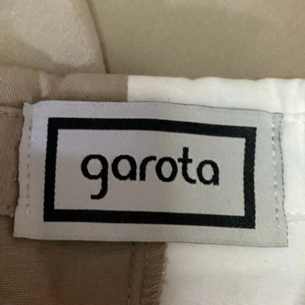 Garota Women's White Beige Raw Hem Boxy Cropped Button Down Shirt Top Size S - Image 4