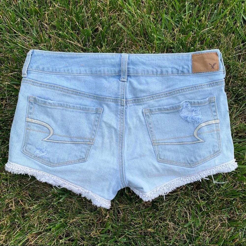 AEO distressed jean shortie shorts lace trim light wash Size 6 - Image 4