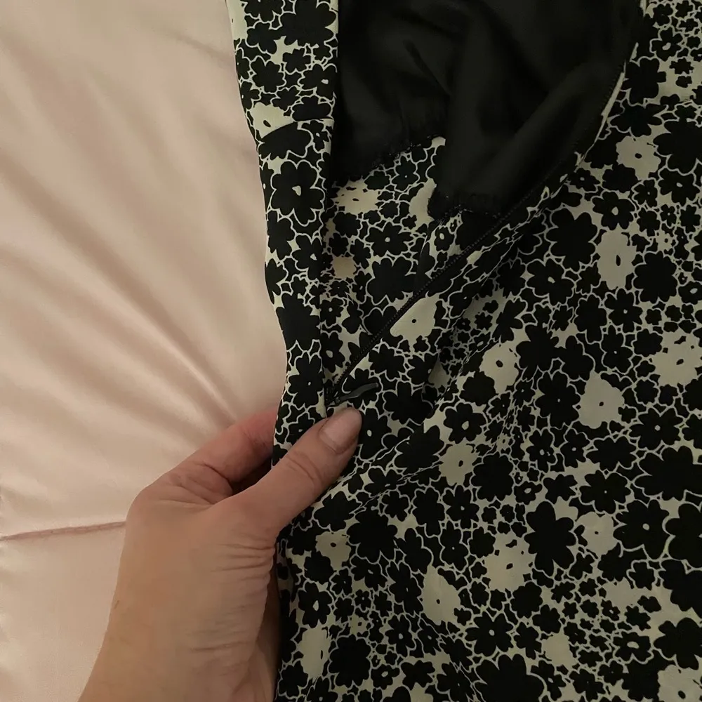 Express World Brand black & white floral summer vacation beach dress, size 5 - Image 10