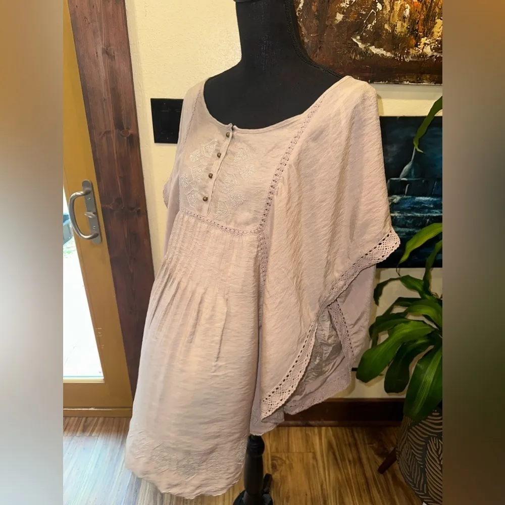 EUC DRESS BARN CREAM FLOWY BAT 🦇 sleeve with embroidery & lace ornaments Sz 3XL - Image 3