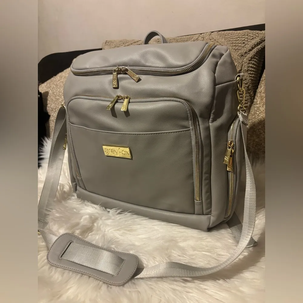 🩷💙Grey Fox Gray Diaper Bag with Gold Accents💙THIS IS BABY BAG 💼 👶 OF QUALITY. - Image 7