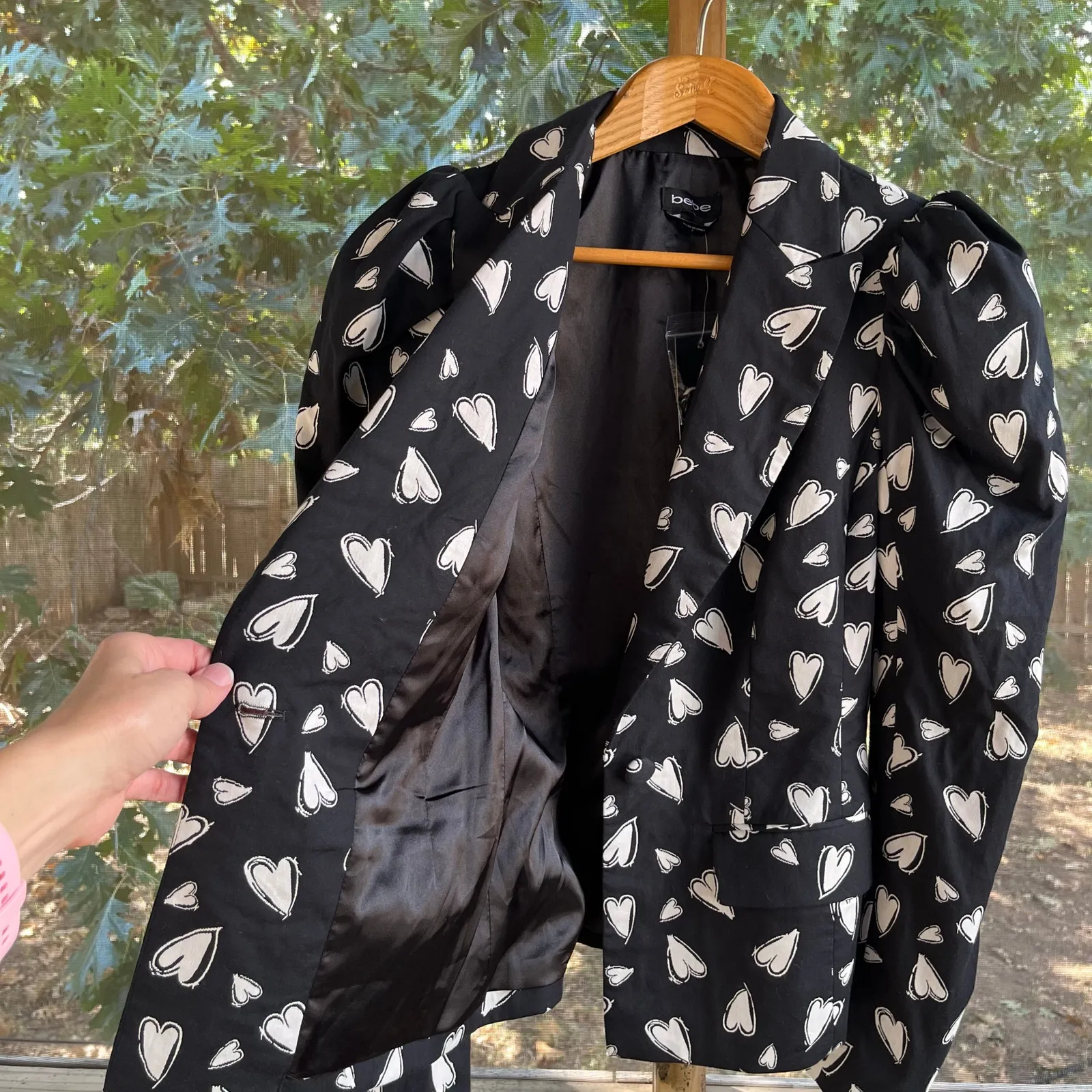 Bebe Women's Black And White Heart Jacquard Puff Sleeve Blazer Size 2. NEW - Image 3