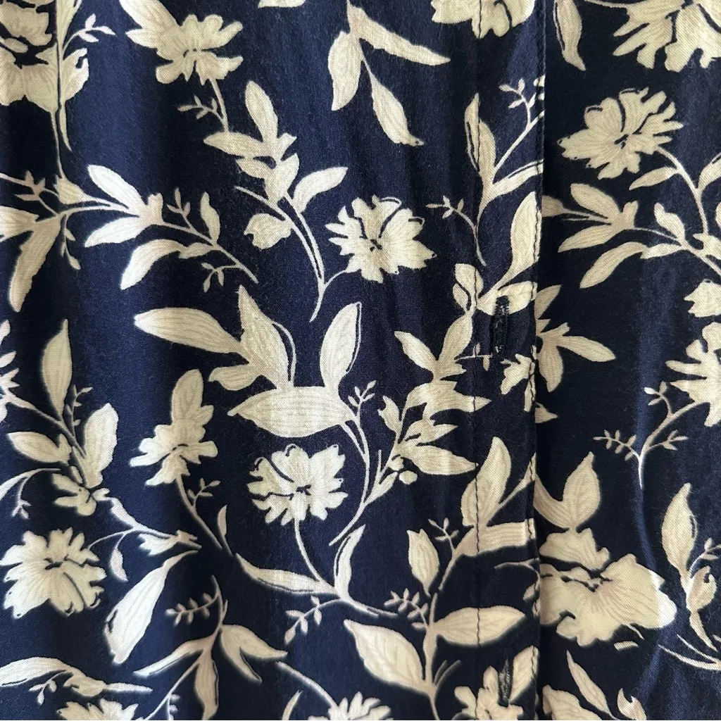 Old Navy Navy and White Floral Blouse - Image 3