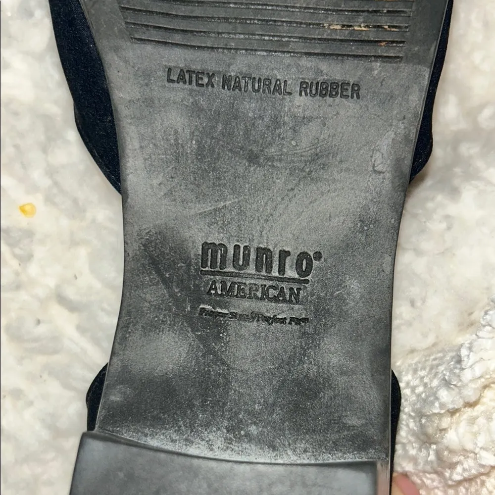 Munro Black Heels with Sleek Design - Image 6