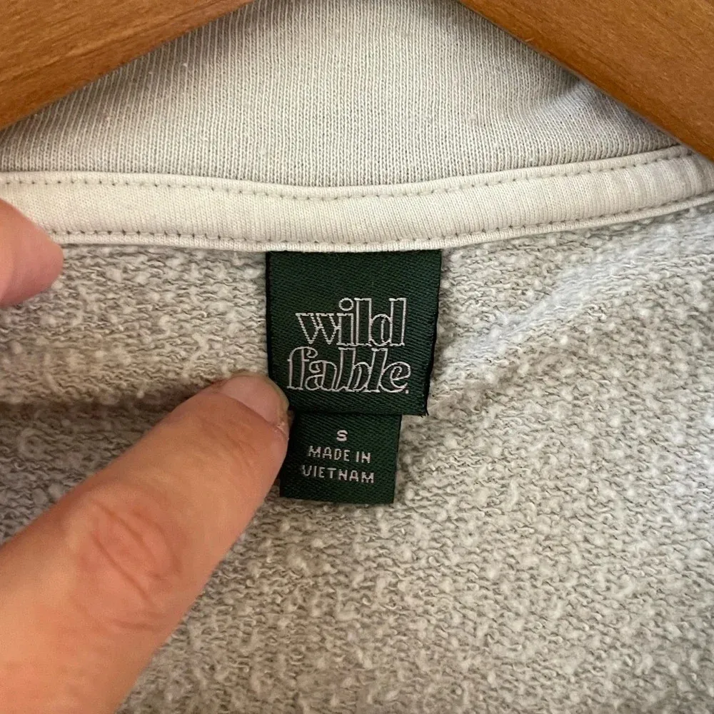 Women’s Wild Fable light gray waist length 1/4 zip sweatshirt Size Small - Image 3