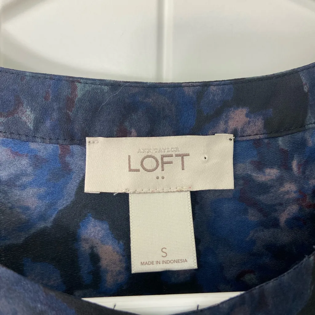 NWOT LOFT women’s dark blue purple smooth button floral sleeveless blouse top‎ S - Image 3