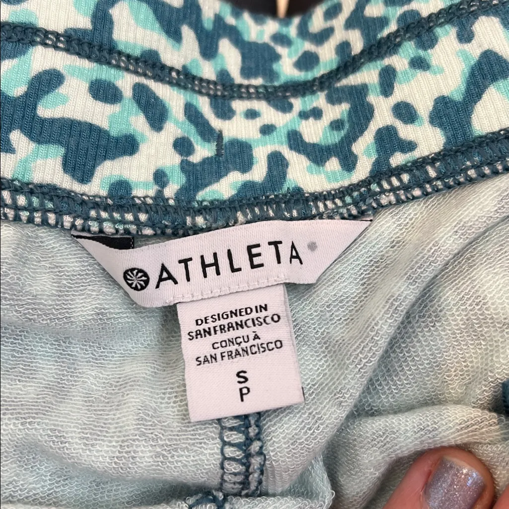 Athleta Teal and White Patterned Activewear shorts size small. - Image 10