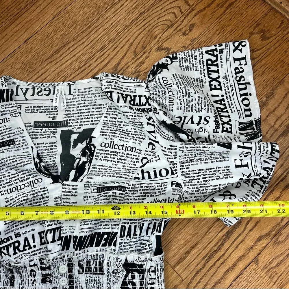 News Print Black & White Cropped Ruffled Top Size M - Image 12