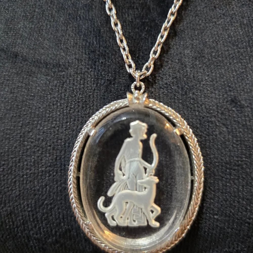 VTG Womens Silver Tone Avon Intaglio Pendant Goddess Diana Necklace with Lobster - Image 3