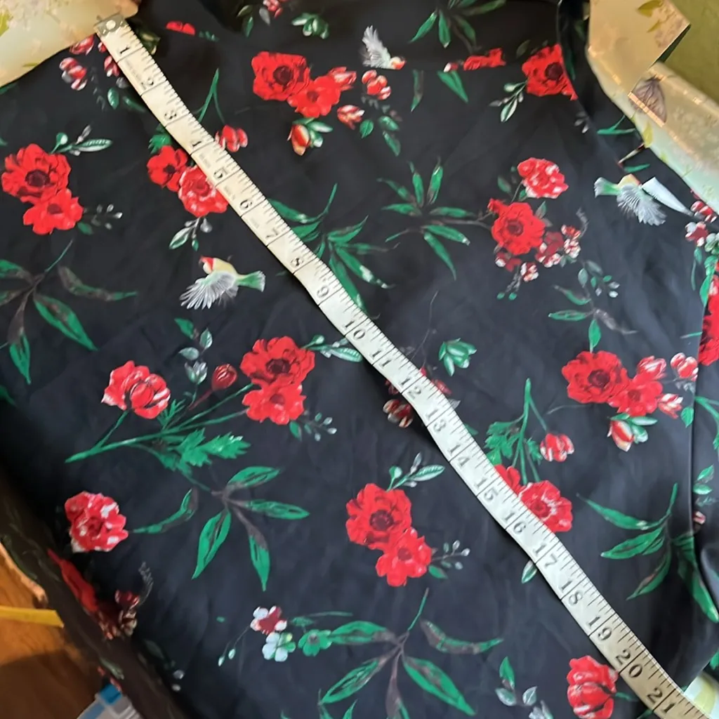 Gibson Latimer Black Top with Floral Accents Hummingbirds puff sleeve - Image 4