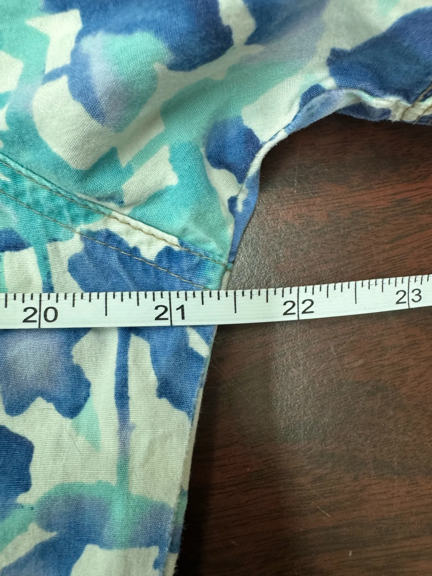 Carhartt V-Neck Scrub Top Size Medium - Image 5