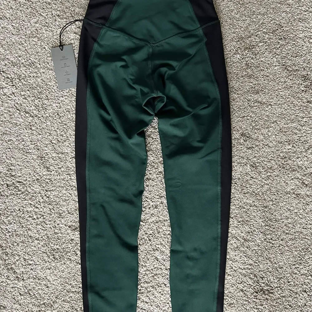 Abercrombie YPB NWT Green and Black 7/8 Leggings - Image 3