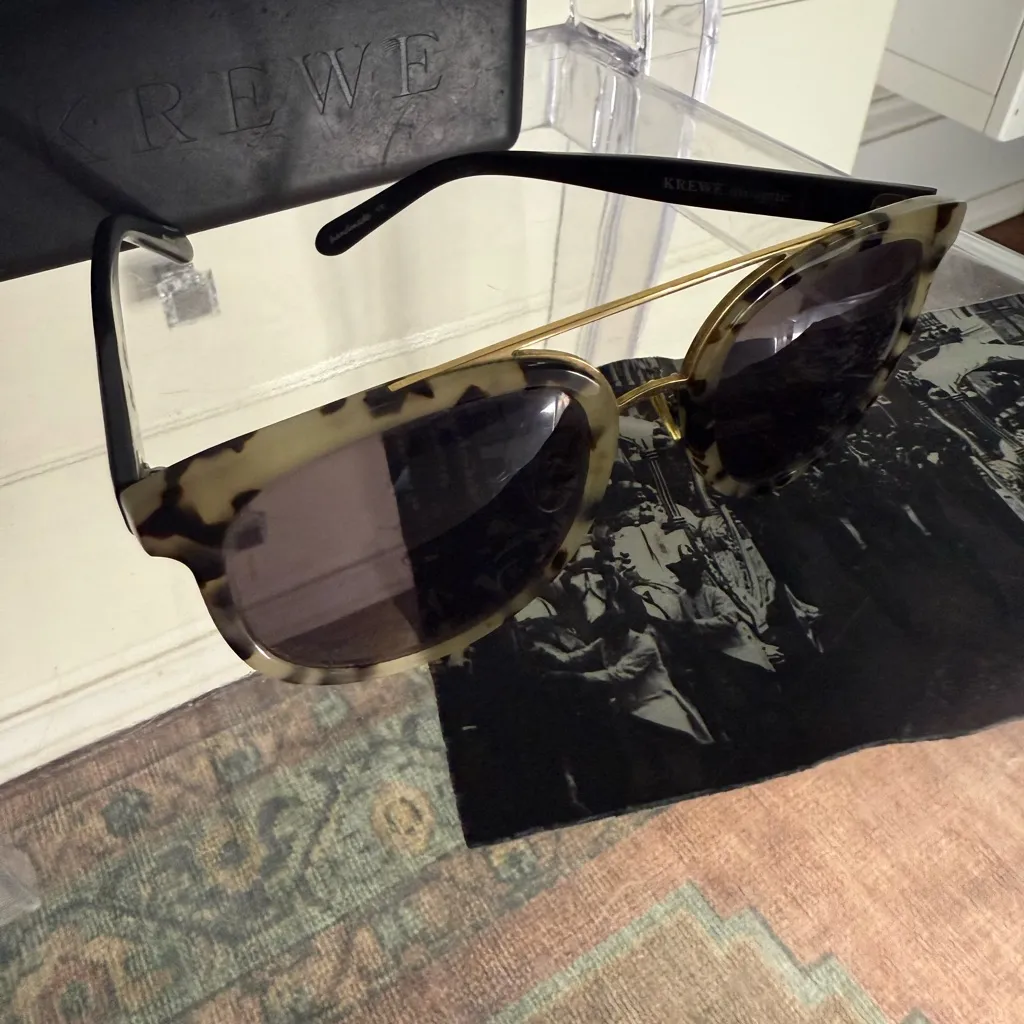 Krwew Tortoise Shell Sunglasses with Black Accents - Image 2