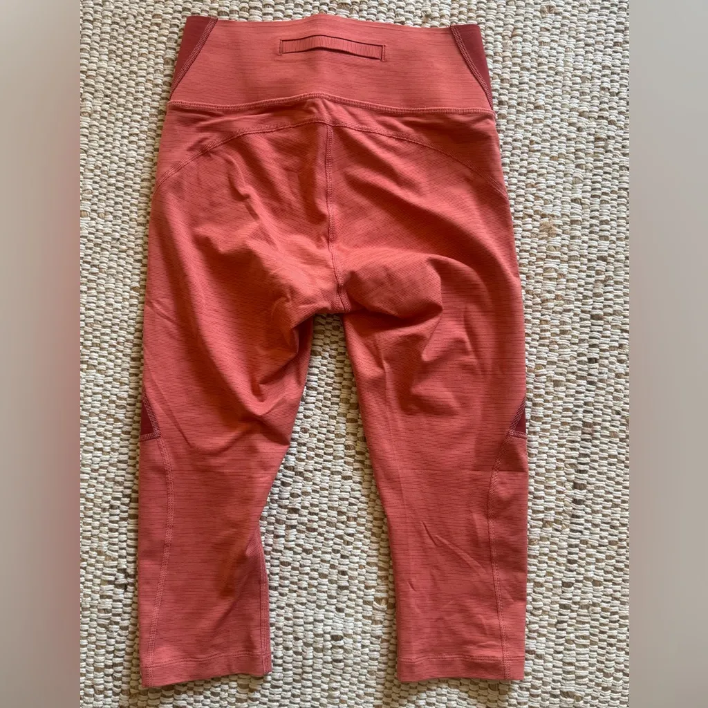 Outdoor Voices Two-Tone Peach Raspberry Capri Leggings - S - Image 4