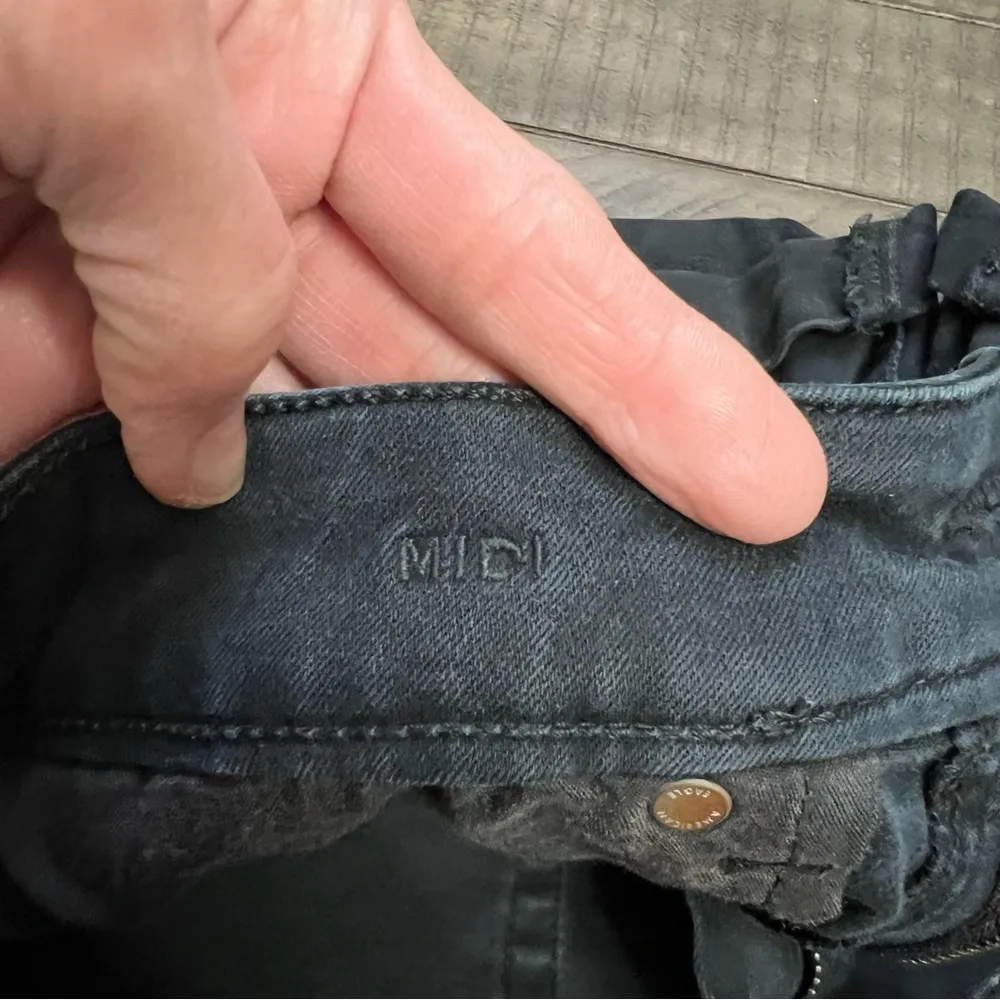 American Eagle Outfitters Next Level Stretch Midi cuff shorts size 8 EUC black - Image 4