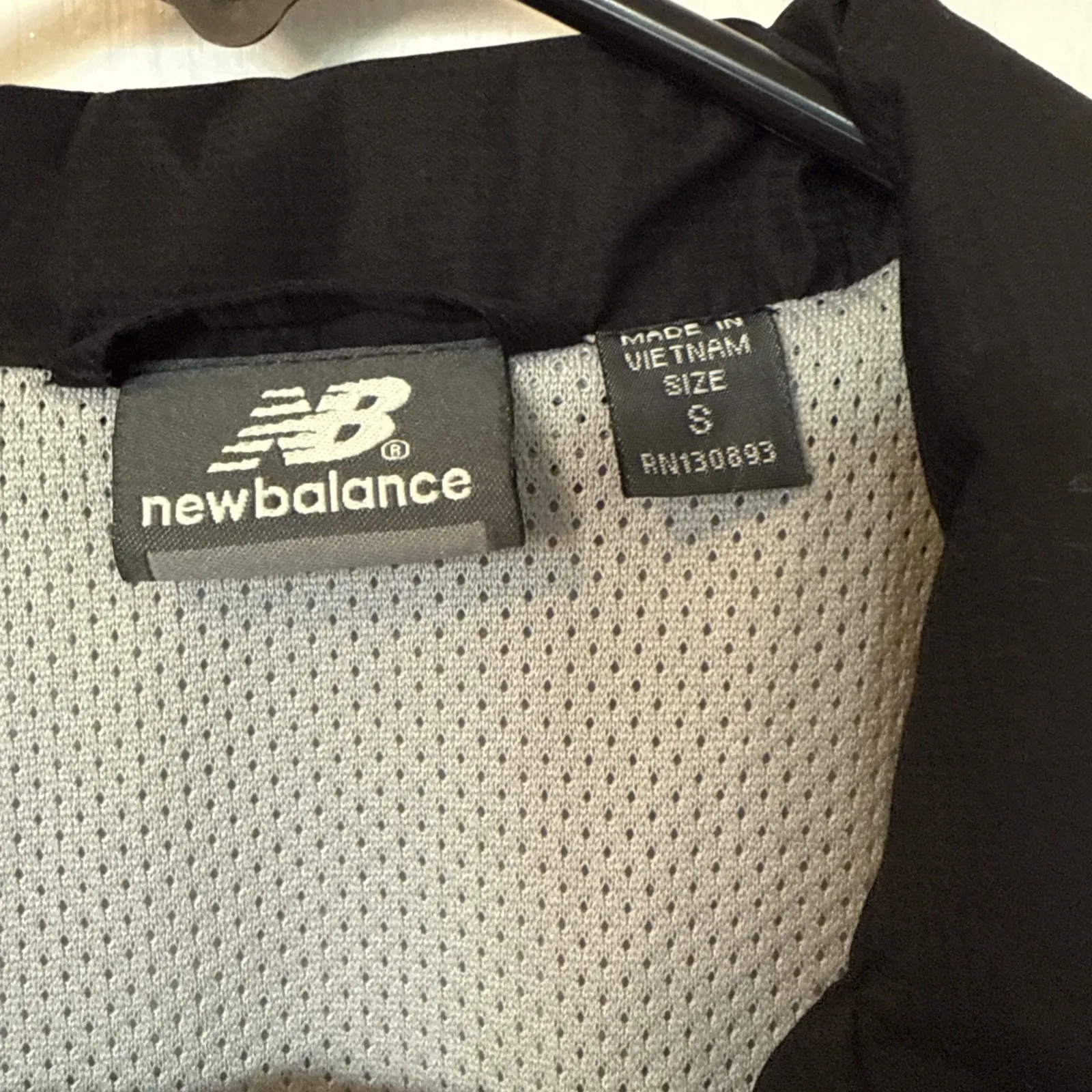 New Balance Womens Ladies Small Mesh Lined Windbreaker‎ Black Gray - Image 4