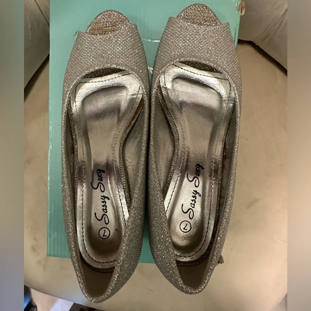 Sassy sexy silver peep toe wedge heels size 7 - Image 5