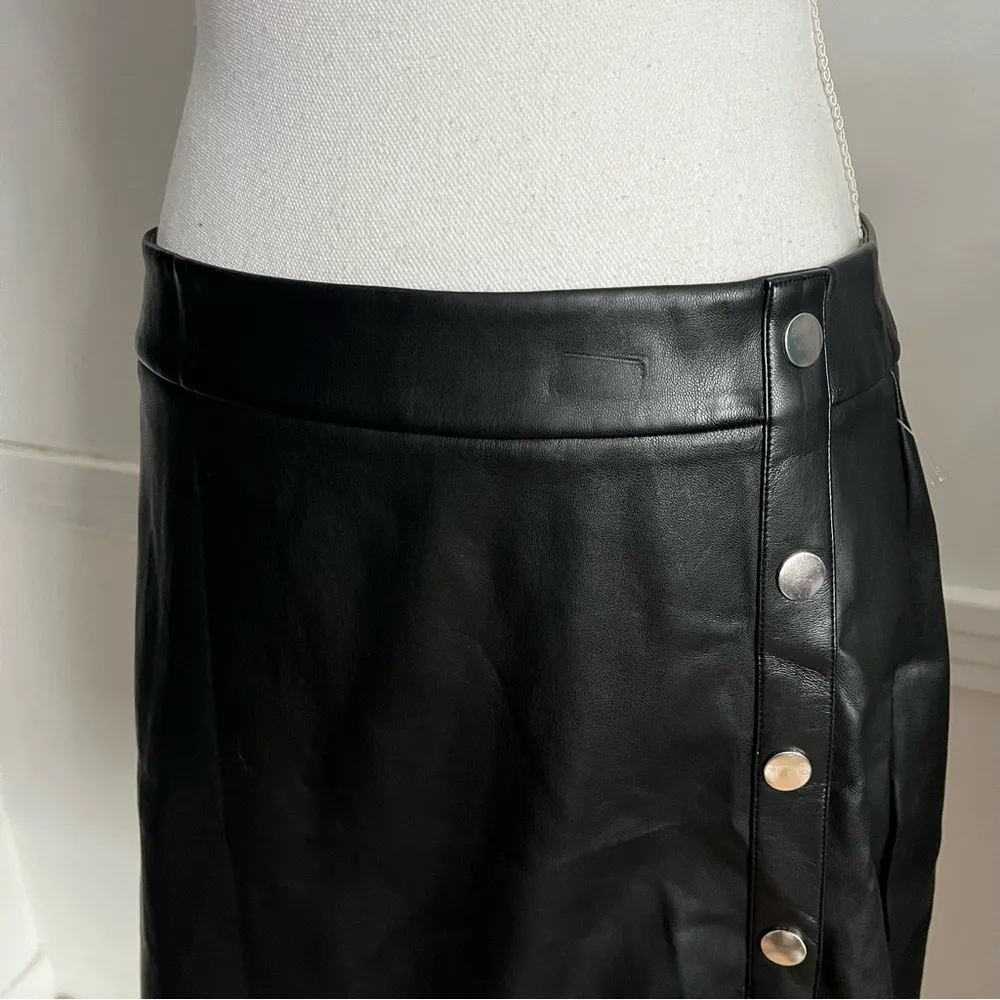 Bar III • Black Faux Leather Mini Skirt - Image 4