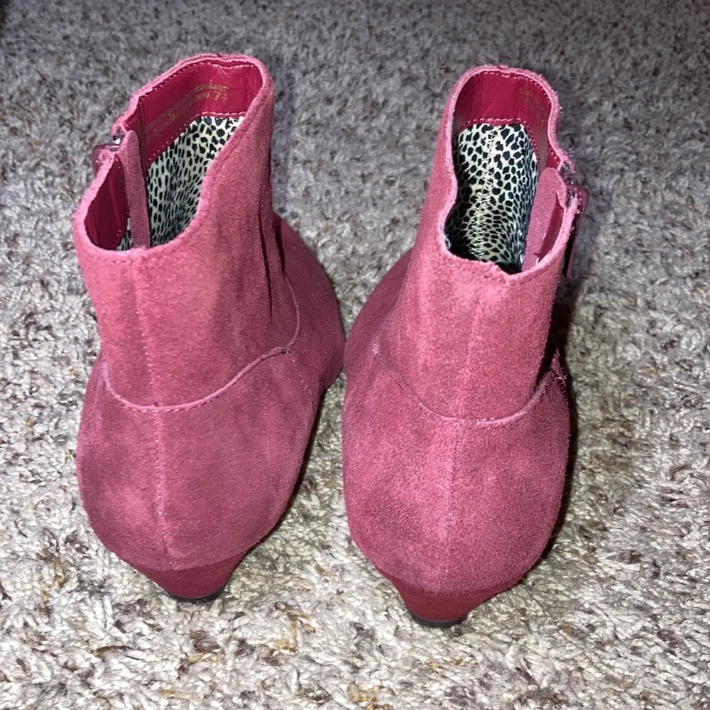 Red Suede BC Because Music Is My Heartbeat Wedge Bootie Size 7.5 - Image 4